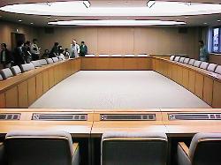 委員会室３